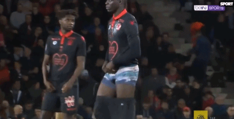 马卡：皇马密切关注科莫后卫拉蒙，英超多队也展开考察（据马卡报：皇马考察科莫后卫拉蒙，英超多队同样关注）