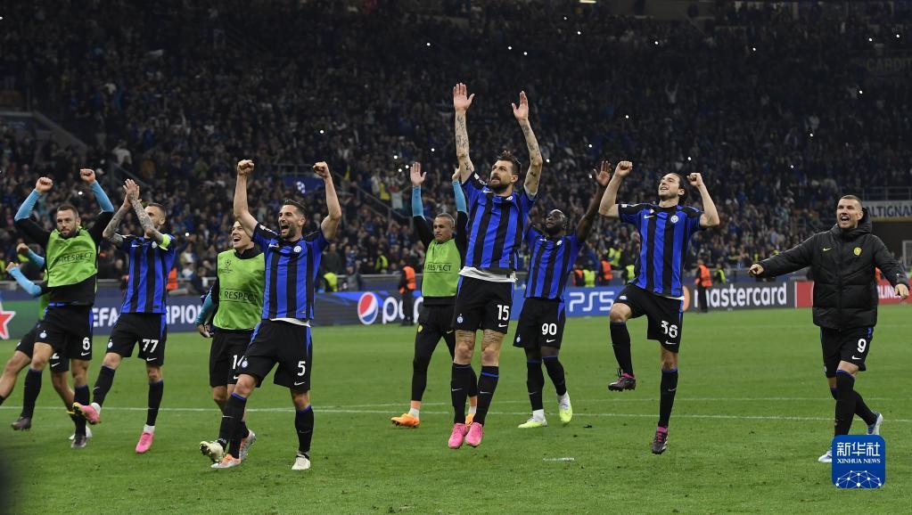 3C：退役三天前我和莱万说不想再为任何球队踢球，除非是巴萨（3C：退役前三天我告诉莱万：除非巴萨，否则不再为任何球队出场）