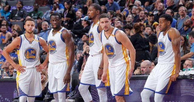 2025混团世界杯中国队三连冠，中日德选手合影定格荣耀（中国队问鼎2025混团世界杯三连冠，中日德选手合影见证荣耀）