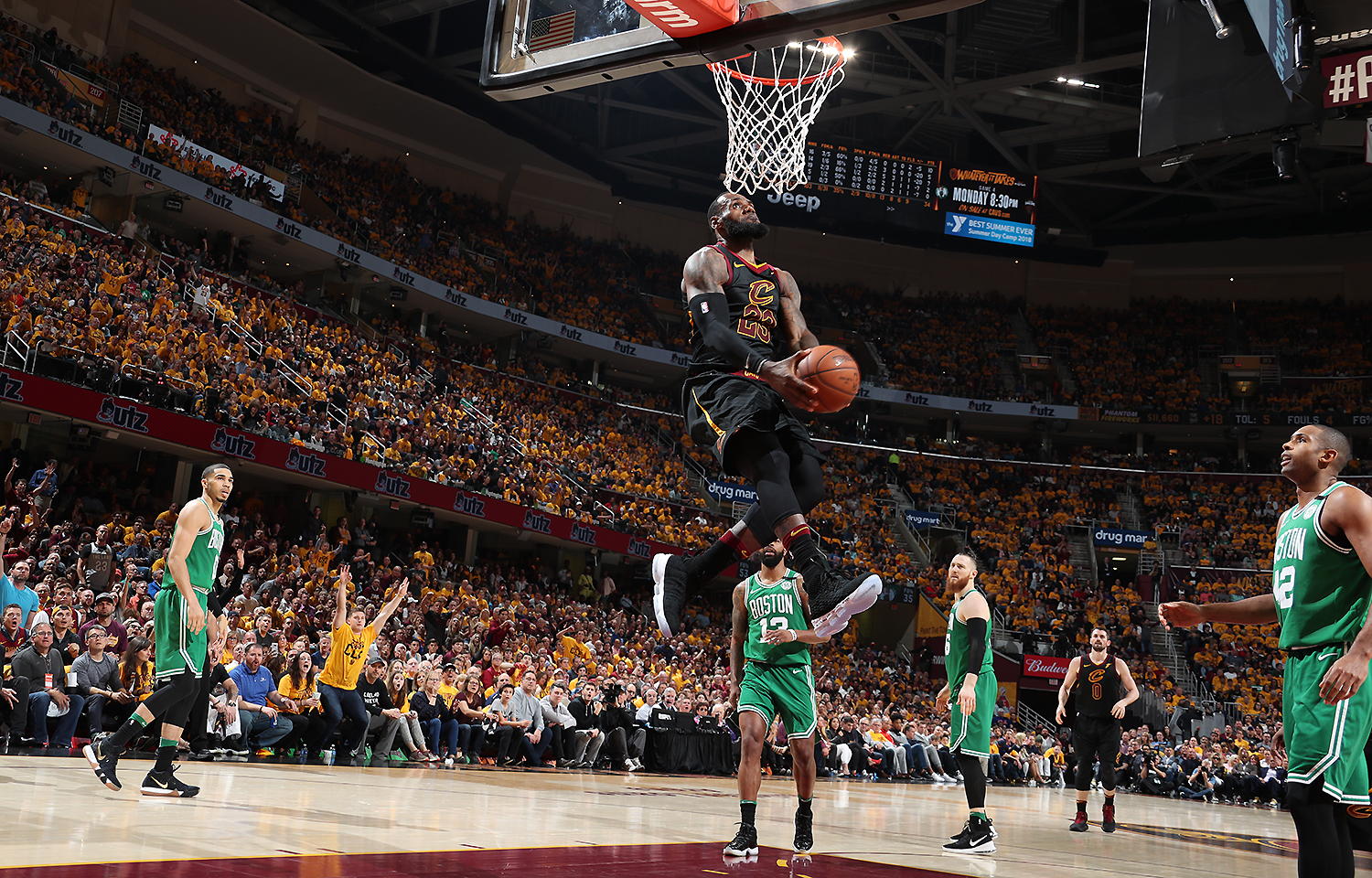 香港金牛连续2天击败CBA球队，将与上海争夺一个出线名额（香港金牛连胜两天击退CBA对手，将与上海角逐出线席位）