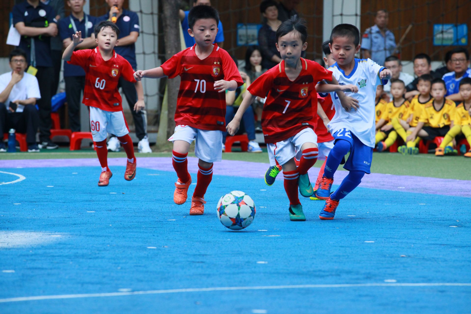 他是从谷底往上爬的那种人（他是那种从低谷逆袭的人）