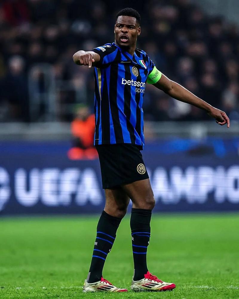 印度首富之子陪同梅西参观野生动物中心，体验传统宗教仪式（梅西在印度首富之子陪同下走访野生动物中心并参与传统宗教仪式）