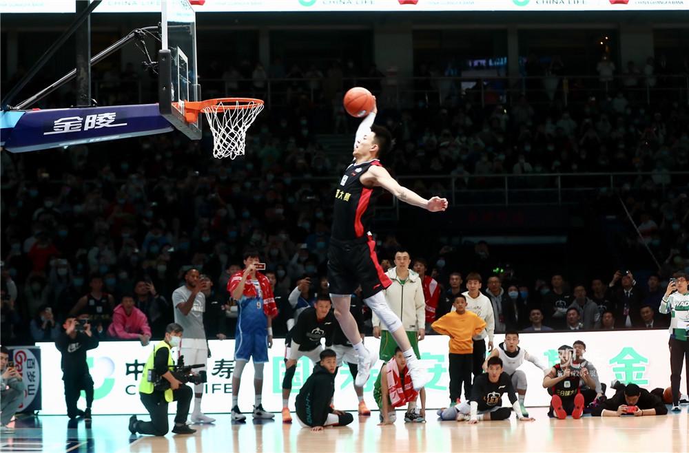 西甲榜首之争再次白热化（西甲榜首争夺战再度升温）