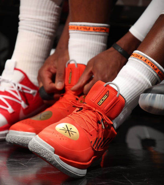 科沃德在30分钟内打出23分14板5助&历史第二位新秀（科沃德30分钟高效砍下23分14板5助，成史上第二位达成此数据的新秀）