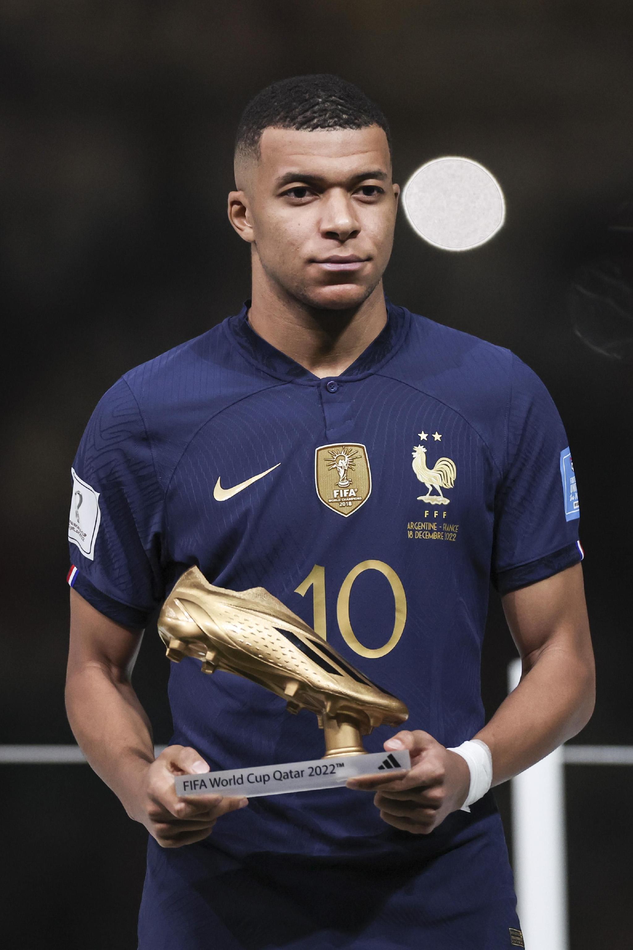 奥斯卡庆祝海港夺冠：我们是冠军！祝贺我的队友、朋友和球迷（奥斯卡庆贺海港问鼎：我们是冠军！致敬我的队友、朋友和球迷）