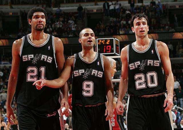 詹姆斯生涯关键时刻出手至少4次投篮的比赛，命中率达59%（詹姆斯职业生涯关键时刻单场出手≥4次时，投篮命中率高达59%）