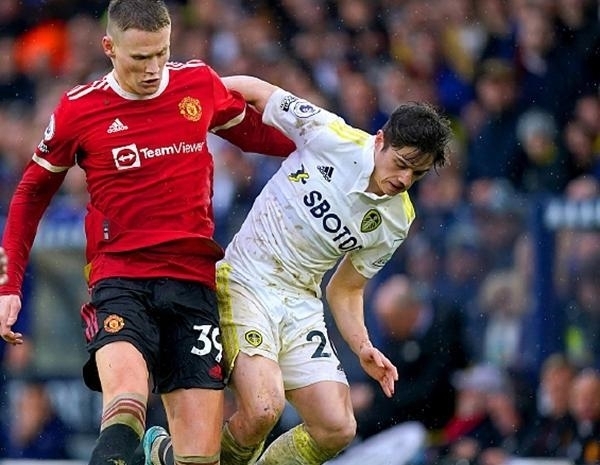 阿莫林抱头无奈！曼联队长补时踢飞空门+2次高射炮 尴尬40射门0球（阿莫林无奈抱头：曼联队长补时空门打飞再轰两脚高射炮，40次射门仍无进球）