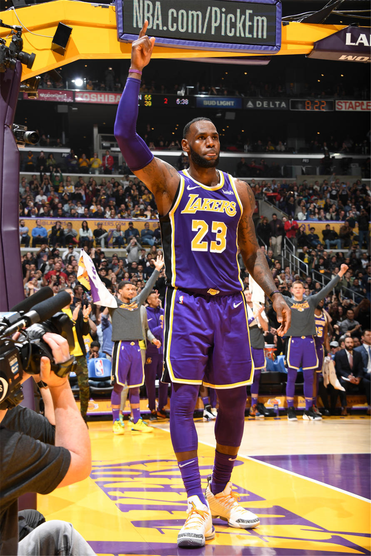 欧冠2-1逆转！巴萨天降神兵：后卫3分钟梅开二度创历史，逼近前八（欧冠2-1大逆转！巴萨神兵突现：后卫3分钟双响创历史，距离八强一步之遥）