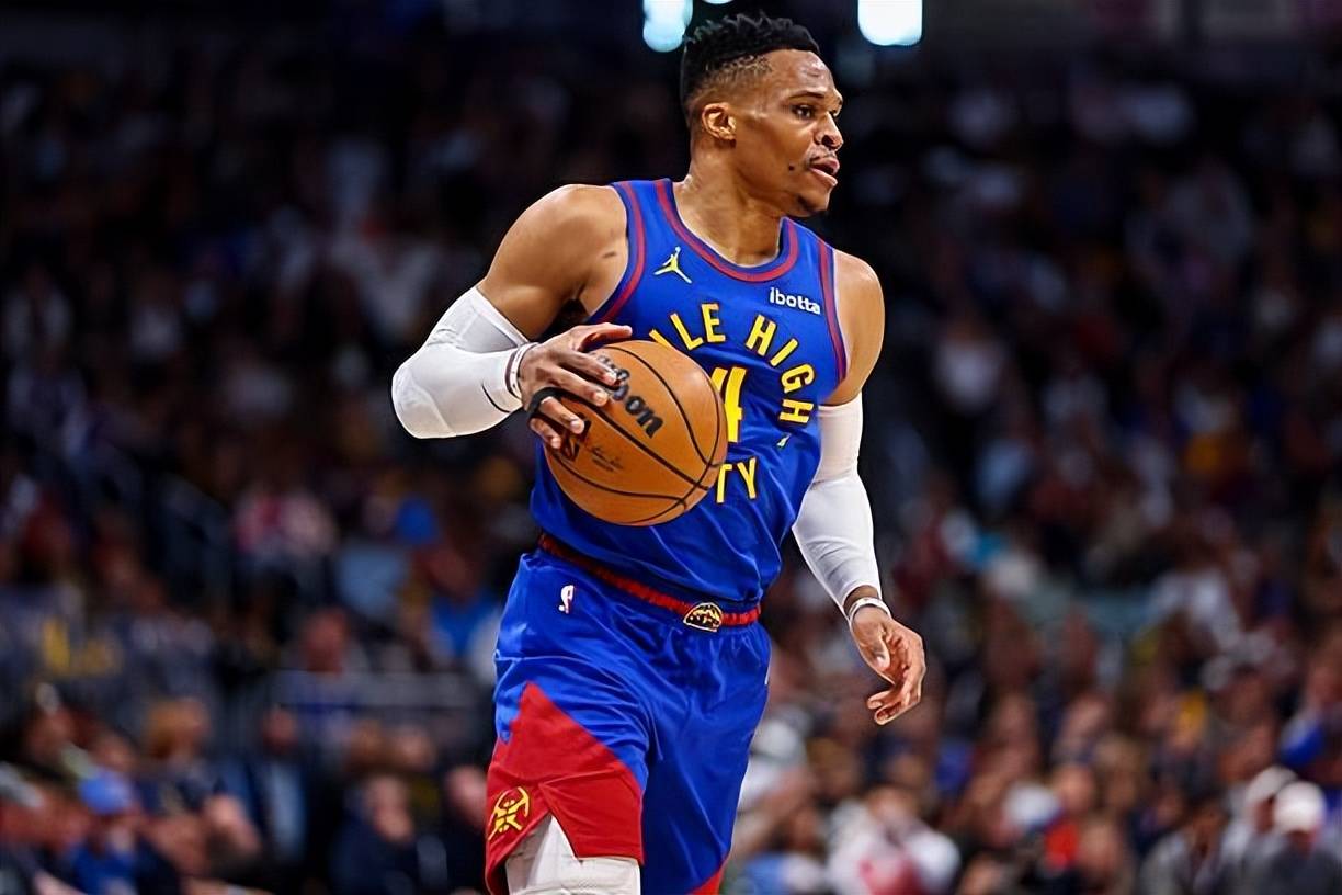 国脚中场精准传球，撕开对手防线（国脚中场精准直塞，穿透对手防线）